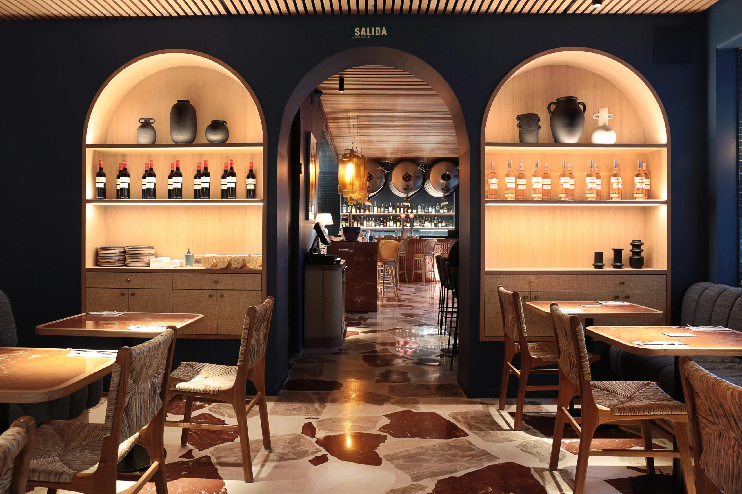 Interior del 
  restaurante italiano ÔVEN Bernabeu