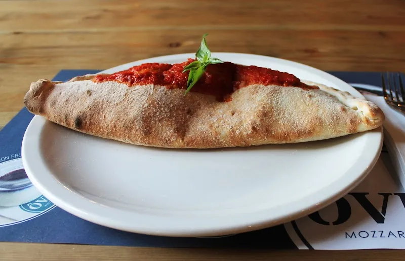 Calzone napolitano con salsa de tomate y albahaca de Öven