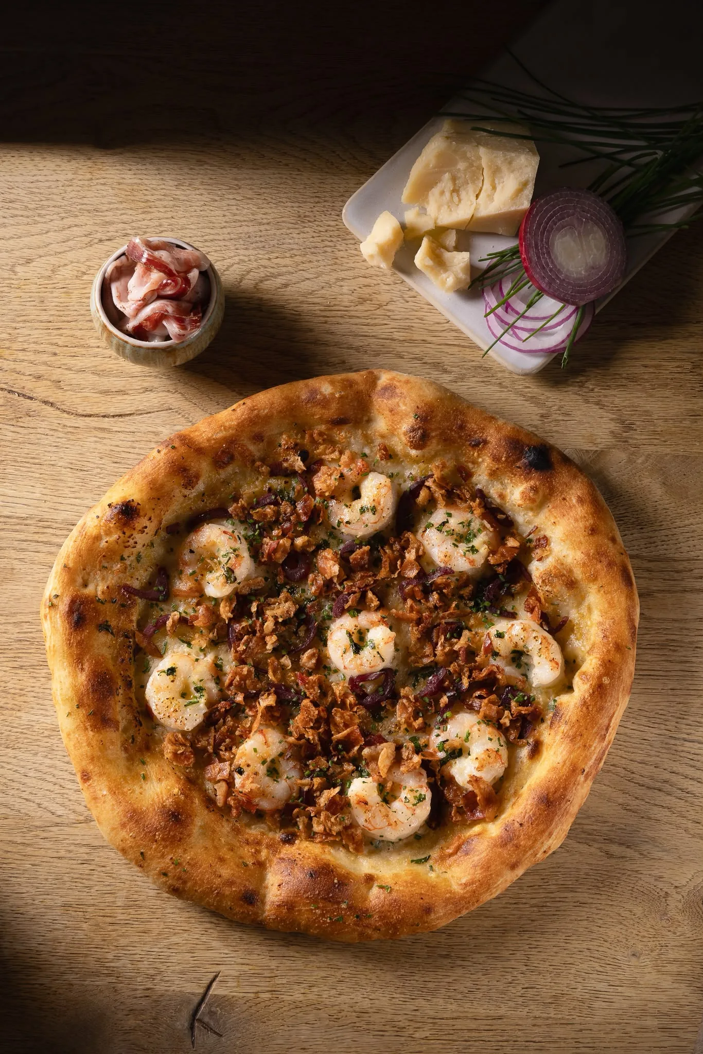 Pizza con gambas en Oven Ristorante